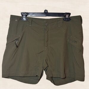 NWOT The North Face Women’s  Forest Green Cargo Hiking Shorts